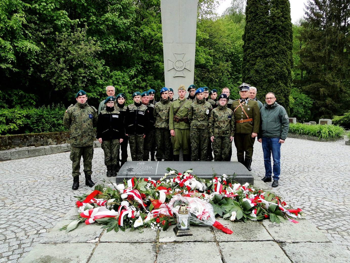 Delegacja uczestników Konferencji po złozeniu kwiatów na Cmentarzu Wojennym w wałczu
