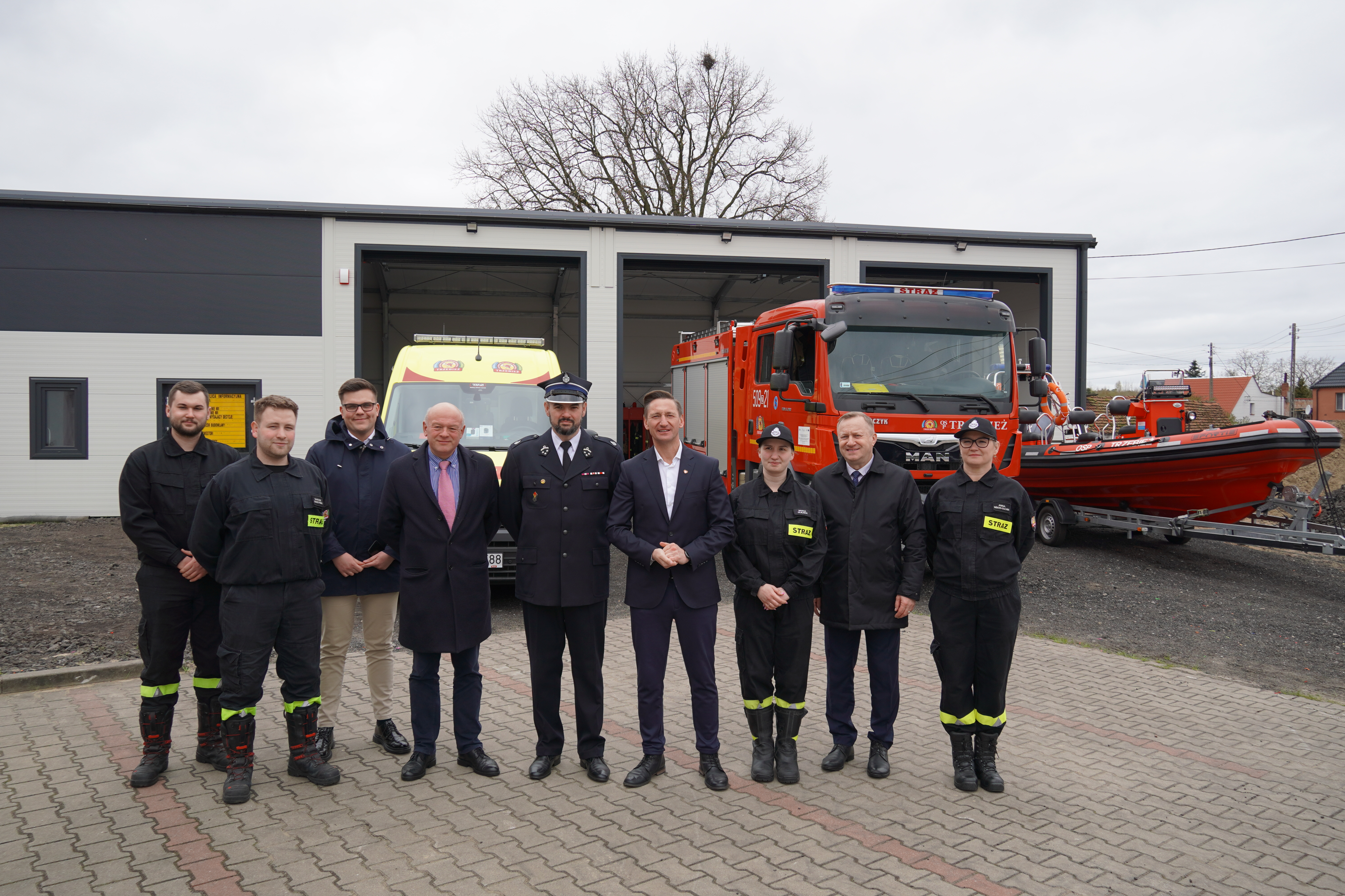marszałek i członkowie OSP Trzebież przed remizą