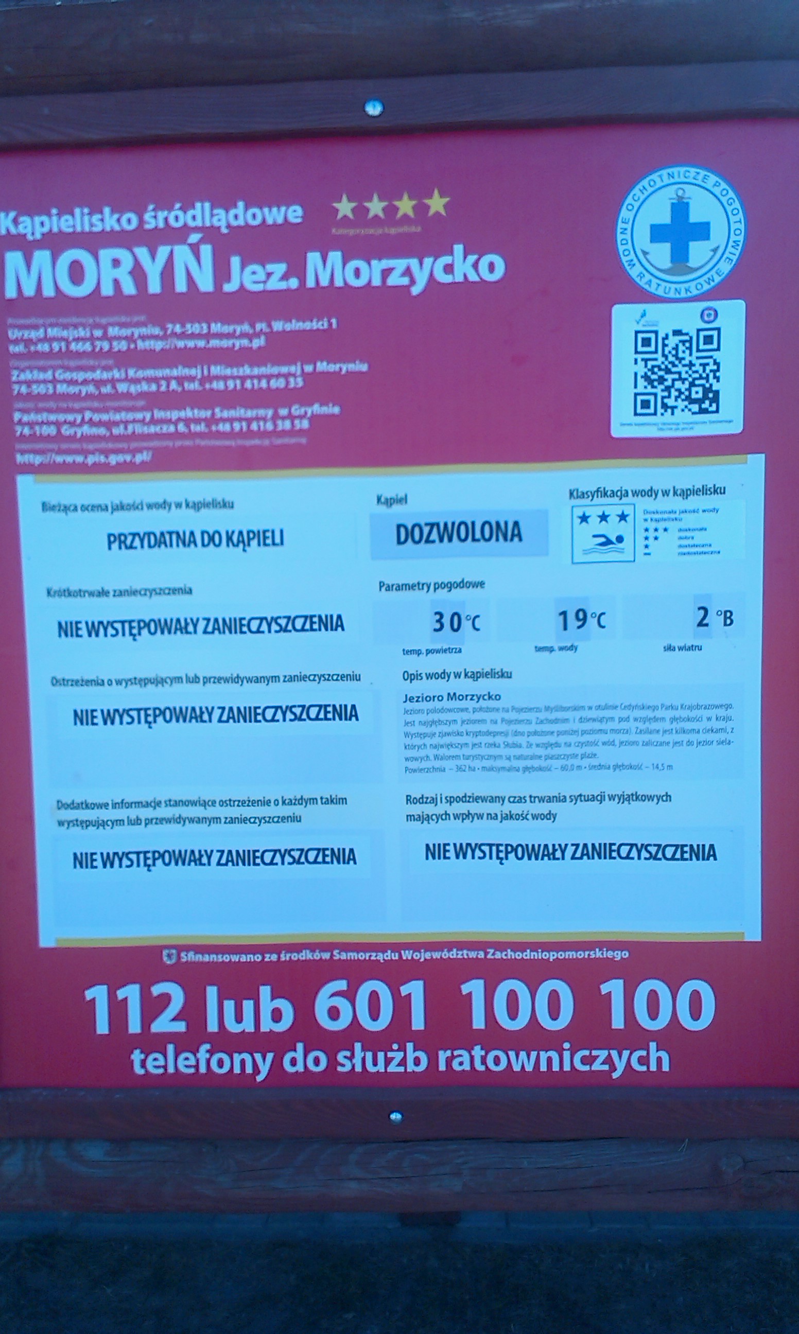 Tablice jakości wody kąpieliska w Moryniu z nowymi oznaczeniami systemu informowania o jakości wody (kod QR i naklejki klasyfikacji wody)
