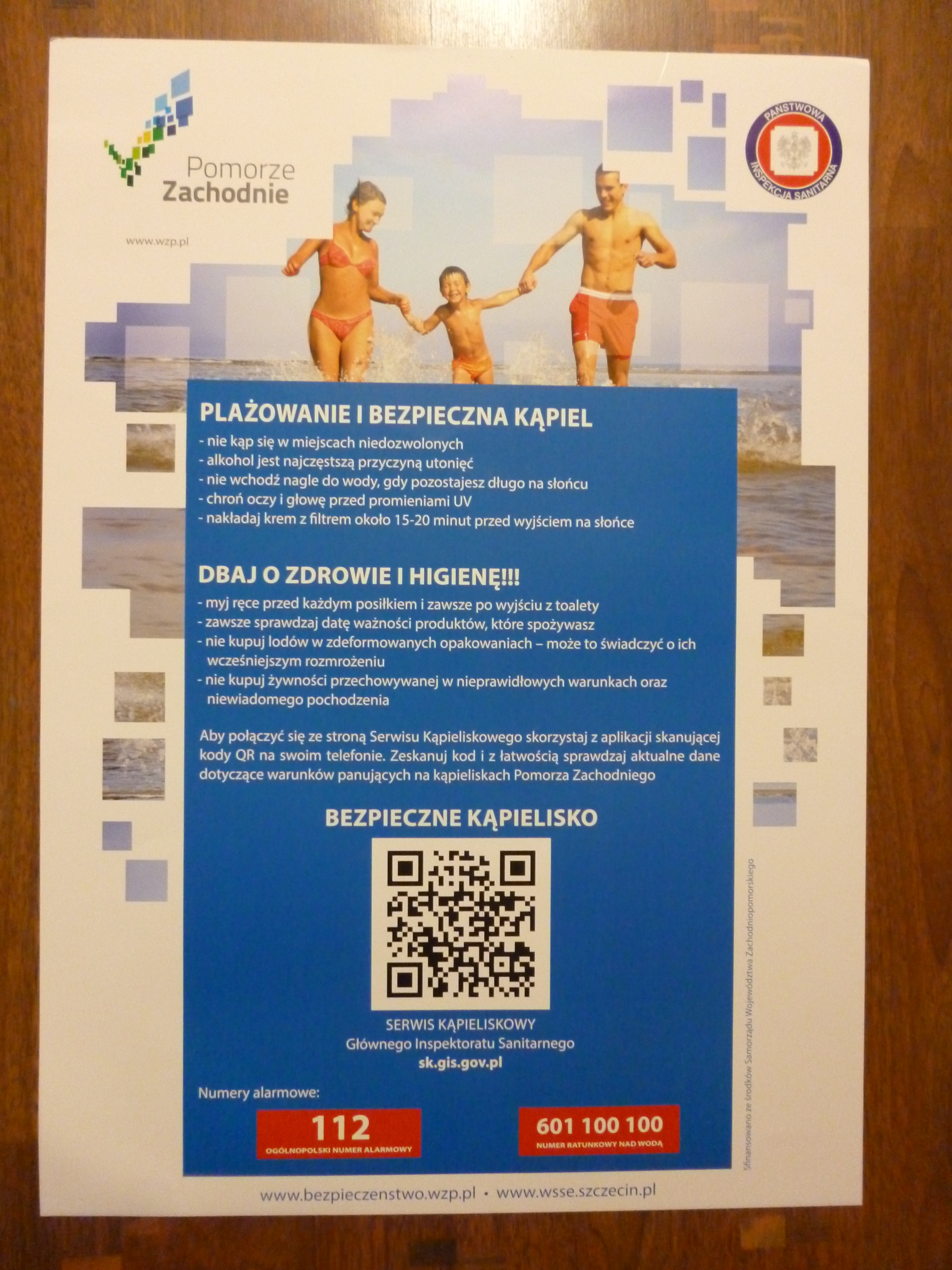 Plakat profilaktyczny o bezpiecznym plażowaniu z kodem QR do Serwisu Kąpieliskowego
