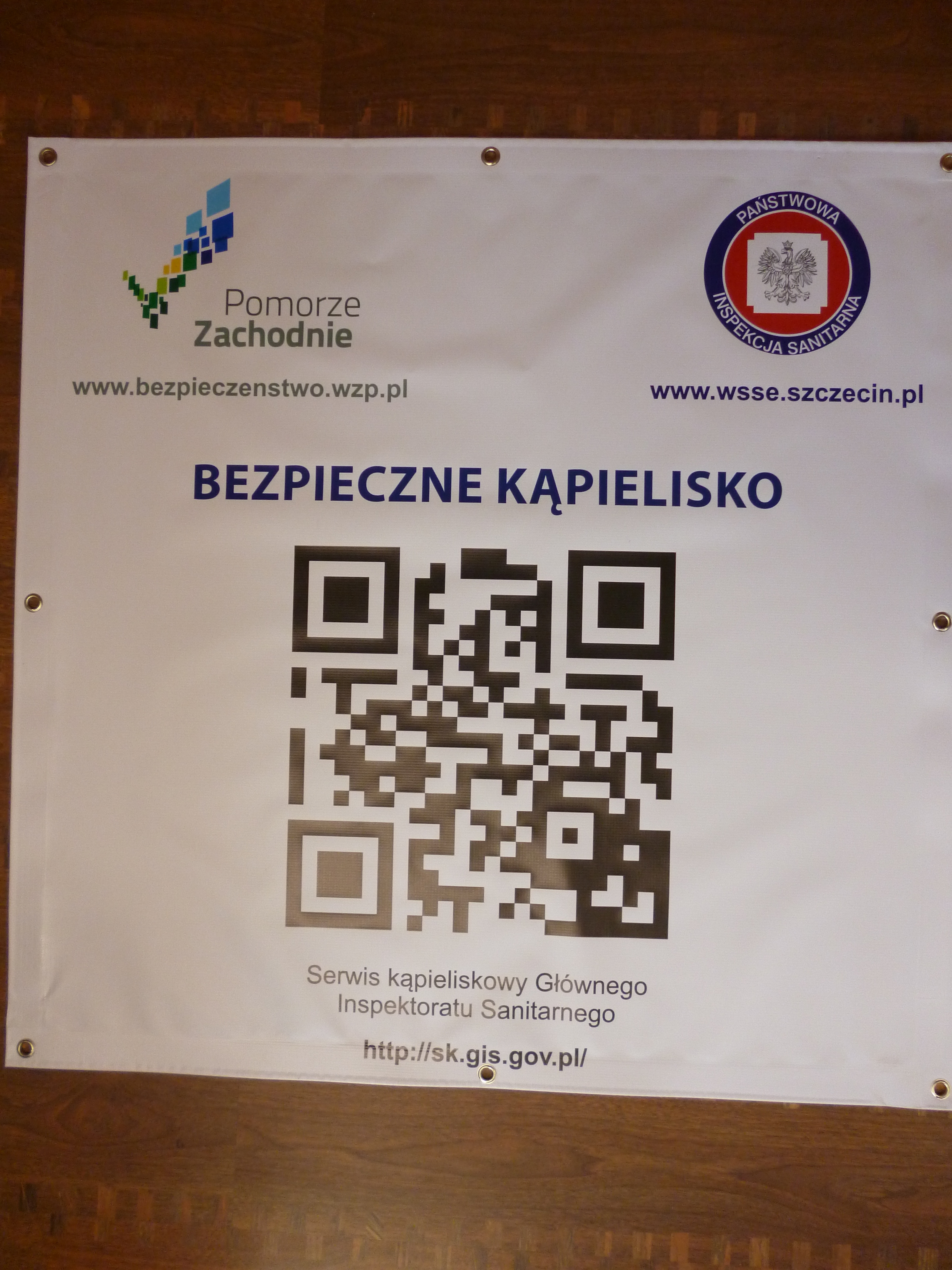 Baner z kodem QR do serwisu kąpieliskowego