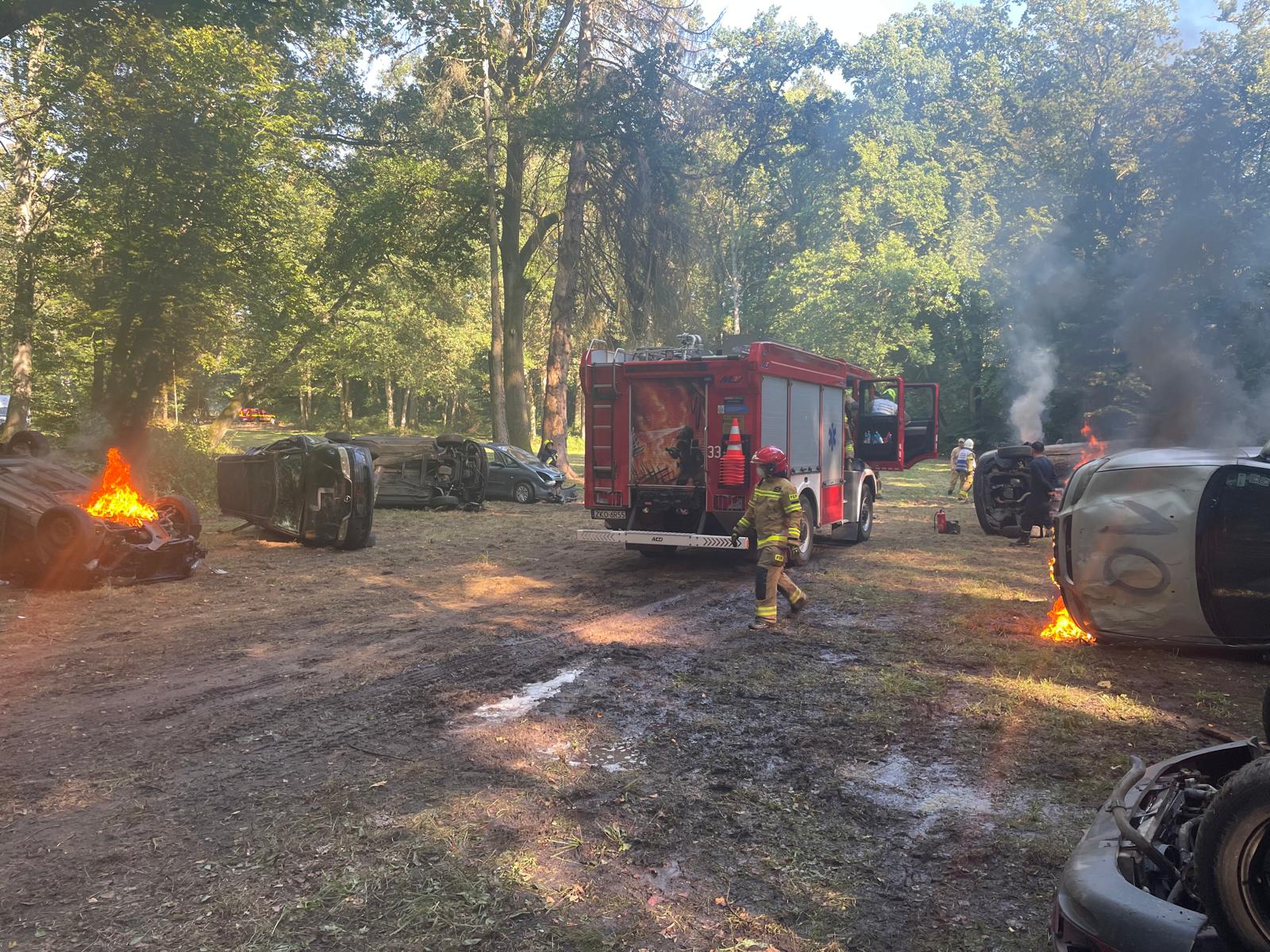 Pierwsi na miejscu wypadku Siedem poprzewracanych samochodów, w tym dwa płonące - pośrodku wóz strażacki i wysiadający z niego ratownicy