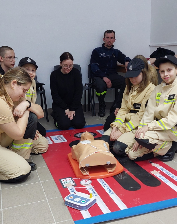 Młodzieżowa Drużyna Pożarnicza na zajęciach z pierwszej pomocy