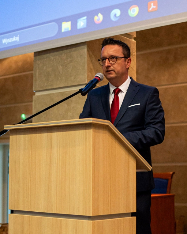 Pan Bogdan Jaroszewicz, Członek Zarządu Województwa Zachodniopomorskiego, podczas Konferencji Pan Jaroszewicz przemawia z katedry