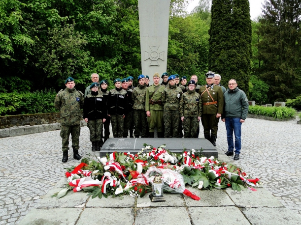Delegacja uczestników Konferencji po złozeniu kwiatów na Cmentarzu Wojennym w wałczu