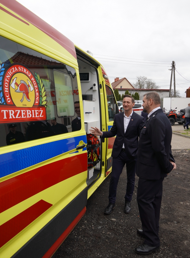 prezes OSP Trzebież pokazuje marszałkowi pojazd, który bierze udział w akcjach