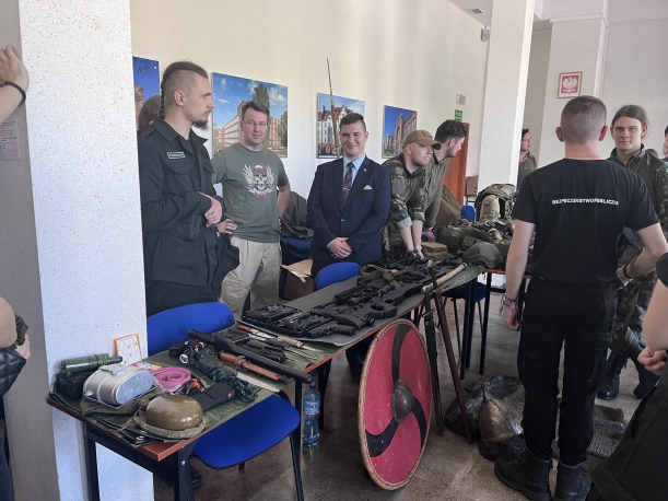 Koła naukowe INoPiB Uniwersytetu Szczecińskiego. Studenci kół naukowych prezentują dla uczniów swoją działalność