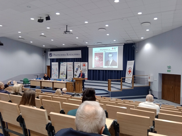 widok na salę wykładową, na ekranie prezentacja książki "Solferino 121 lat póxniej"