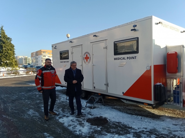 Widok na mobilny punkt medyczny zabudowany w formie dużej przyczepy