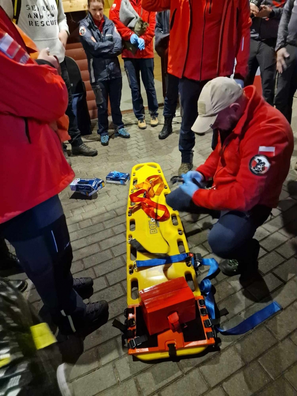 Ratownik OSP w Wołczkowie przy desce ortopedycznej