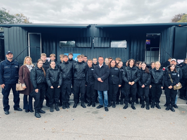 Zdjecie zbiorowe na tle przyczepy edukacyjnej