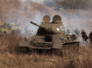 W centrum czołg T-34 z numerem taktycznym 102, w głębi nacierająca piechota, po lewej w głębi działo samobieżne SU-57