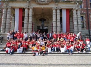 Zdjęcie zbiorowe - uczestnicy zawodów wspólnie z sędziami, pozorantami i przedstawicielami patronów 