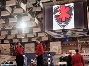 Znak graficzny Ochotniczej Straży Pożarnej "Gryf" w Szczecinie nad trybunami.