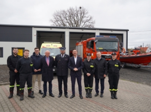 marszałek i członkowie OSP Trzebież przed remizą