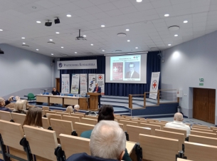 widok na salę wykładową, na ekranie prezentacja książki "Solferino 121 lat póxniej"