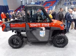 Czterokołowy, elektryczny wszędołaz z zamkniętą kabiną w malowaniu Ochotniczej Straży Pożarnej